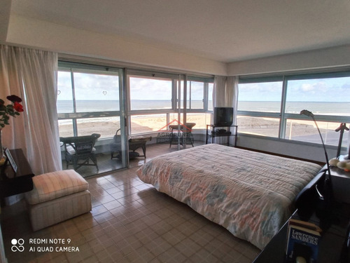 Apartamento En Venta En Excelente Punto De Playa Brava * Frente Al Mar *- Ref: 5242