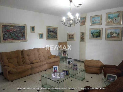 Imagen 3 de 18 de En Venta Amplia Casa En Los Nísperos. Para Actualizar. Urb. Cerrada. Cód.: 126706. 0414-4841043