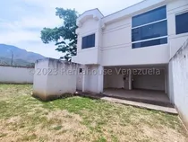Comprar Amplio Y Exclusivo Town House , Para Remodelar A Su Gusto, Espacioso Patio Para Diseñar Area De Recreacion , Excelente Clima. Ubicado En Una Zona Privilegiada Del Estado Carabobo, 