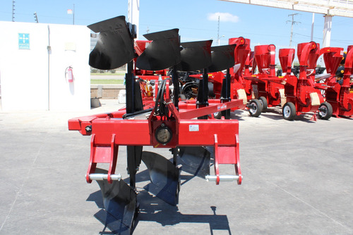 Imagen 8 de 12 de Arado Hidraulico Agricola 4 Rejas Marca Famaq P Tractor