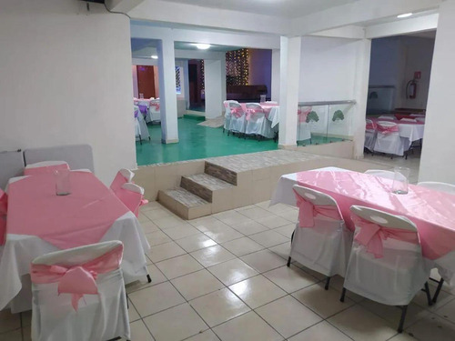 Renta De Local Comercial En Av. Lago De Guadalupe, Con Departamento Incluido