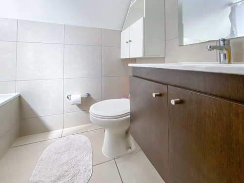 Arriendo De Hermosa Casa Amoblada En Condominio Los Encinos.