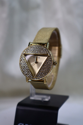 Relógio Guess Feminino Original GW0671L2 Dourado – Pulseira Mesh Ajustável – Mostrador Champagne com Corte Triangular e Detalhes em Glitter – Design Moderno, Elegante e Sofisticado