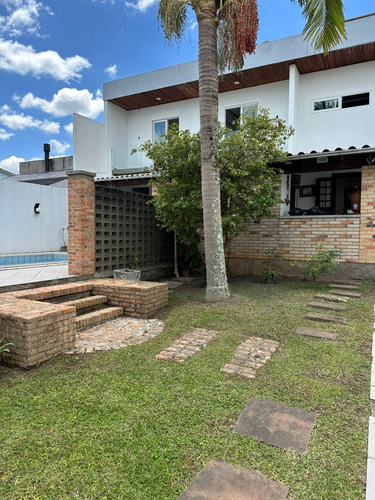 Casa Alto Padrão Com 3 Dormitórios E 1 Suíte Próximo Ao Centro De Criciúma