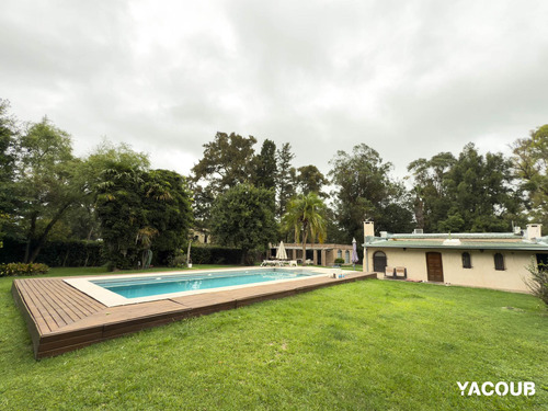 Casa En Venta - 3 Dormitorios 3 Baños - 2.100mts2 - Villa Elisa