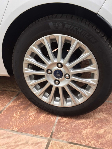 Imagen 7 de 10 de Ford Fiesta Kinetic Desing Se 1.6 120cv