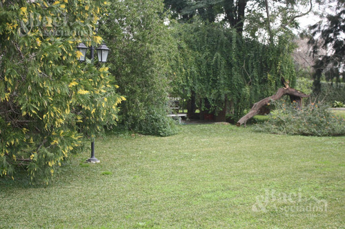 Casa Quinta En Barrio Los Rosaled