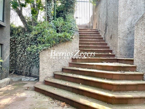 Casa En Venta De 7 Dormitorios, 6 Baños . En Las Condes Alto
