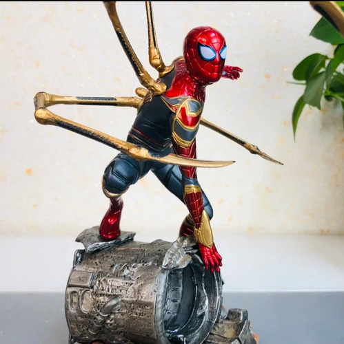 Figura De Acción Spiderman Iron Spider 24cm Avengers Araña