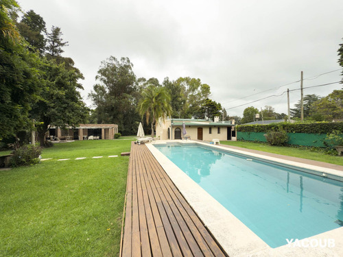 Casa En Venta - 3 Dormitorios 3 Baños - 2.100mts2 - Villa Elisa