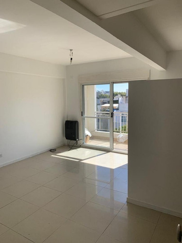 2 Amb Amplios Con Cochera Edificio Con Parrilla Y Pileta