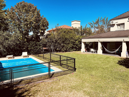 Venta Casa En Cadaques (funes Hills)