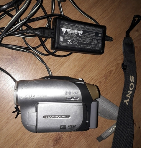 Filmadora Sony Handycam Com Carregador - Precisa De Bateria