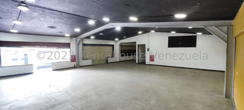 Local Comercial En Venta En Las Mercedes Cabudare Consta De 3 Locales En Uno Con Maravillosa Distribución, Área De Cocina, Oficina Y Un Baño Gabriela C.