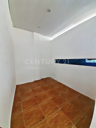 Imagen 2 de 9 de Century 21 Inmoservi Alquila Local Comercial Adyacente Al Terminal De Pasajeros