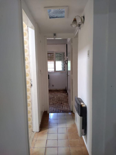 Casa Con 2 Dormitorios, Garage Cubierto Y Fondo Libre. Banfield Este.-