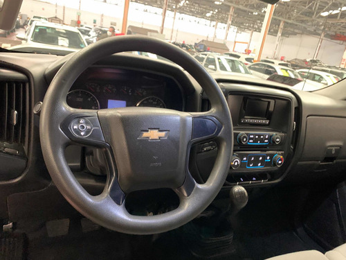 Imagen 8 de 12 de Chevrolet Silverado 6.0 3500 Caja Seca V8 Std T Vel 2015