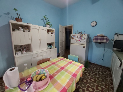 Imagen 15 de 21 de Estupendo Chalet 2 Dorm Parquet. Living Estufa Aleña. Cocina Amplia Y Baño De Época. Impecable Mantenido. Excelente Construcción En 1129 Mts2. Jardin. Garage. Entrad Lateral. Fondo Arbolado Sobre Av.