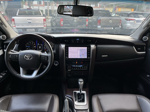 Imagem 10 de 14 de Toyota Sw4 2.8 Tdi Srx 7l 4x4 (aut)