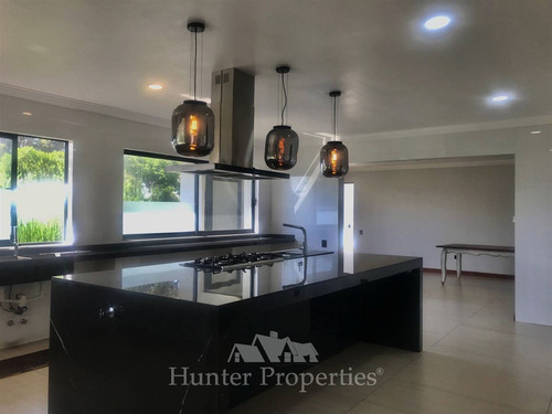 Espectacular Casa En Venta De 7d + 7b, En Unihue, Talca