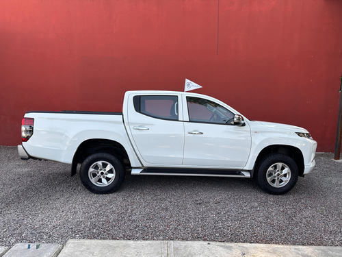 Mitsubishi L200 2.4 Cabina Doble 4x2 Mt