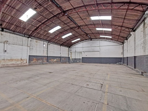Bodega Y Oficinas De 3,755m2 / Colonia El Manto