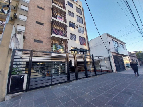 Venta Monoambiente Primer Piso, Con Cochera Descubierta En Morón Centro, Moron Norte.-