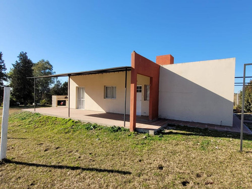 Imagen 3 de 30 de Casa De 3 Dormitorios A Estrenar, 2 Baños, Amplio Terreno De 1.040 En Barrio Las Tipas