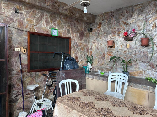 Venta Casa Cerro Calle Grecia, 2 Dormitorios, Entrada Para Auto, Títulos Y Planos.