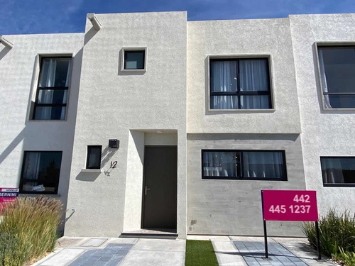 Se Vende Casa En El Mirador, 3 Recamaras, 2.5 Baños, Jardín,