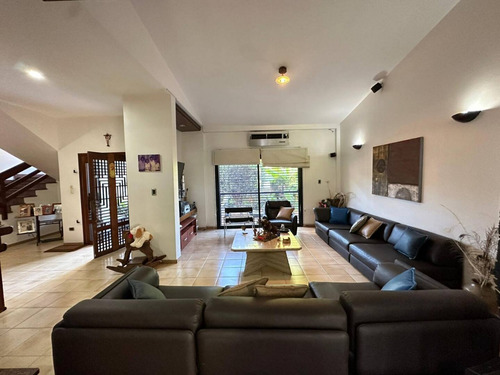 Annic Coronado Vende Exclusiva Casa En Trigal Sur, Ubicada En Calle Cerrada Ref. 267115