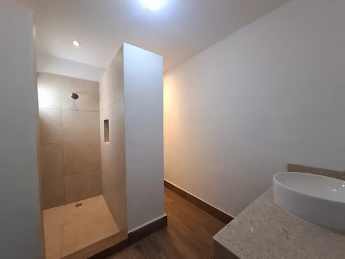 Casa En Venta En Circuito Cerrado Con Alberca