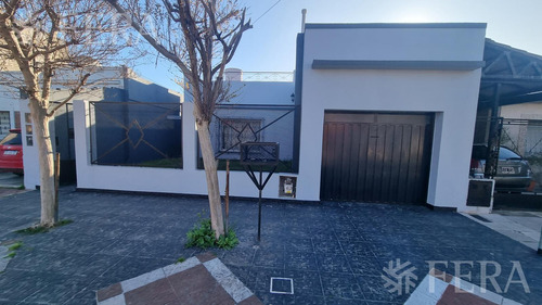 Venta De Casa De 4 Ambientes Con Cochera Y Fondo Libre En Wilde