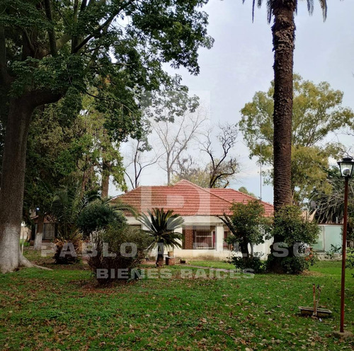 Quinta Con Quincho Y Piscina, Casa 4 Ambientes Y Casa De Caseros. Pontevedra, Merlo. Zona Oeste. Buenos Aires