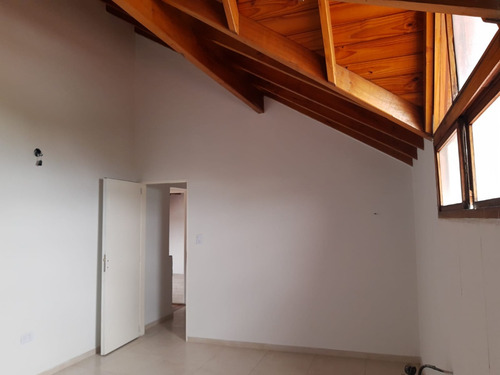 Chalet C/local Comercial Y Sótano, 3 Plantas Sobre Hipolito Yrigoyen Glew