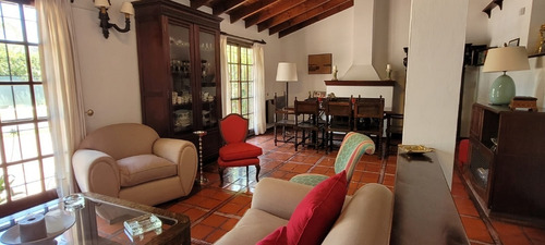 Impecable Propiedad! 3 Dormitorios, 2 Baños, Living Con Hogar Y Comedor, Estar... Pileta, Parrilla..