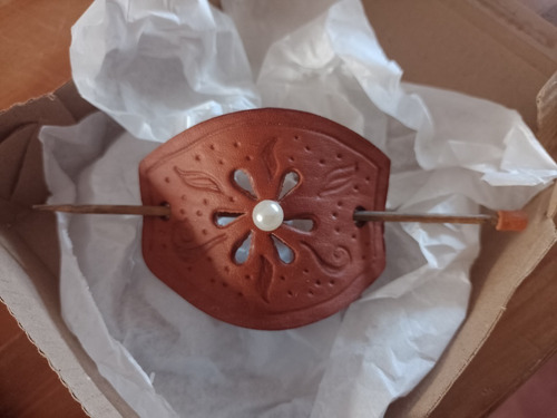 Imagen 3 de 10 de Hebillas Broches Para Pelo De Cuero Artesanal Con Palito