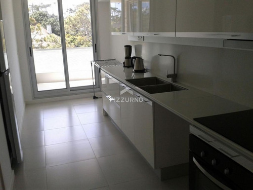 Moderno Apartamento De Dos Dormitorios Con Vista Al Mar - Punta Del Este- Ref: 332