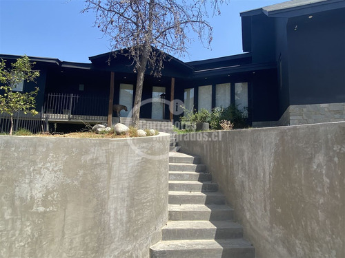 Casa En Venta De 4 Dorm. En Lo Barnechea - El Arrayán