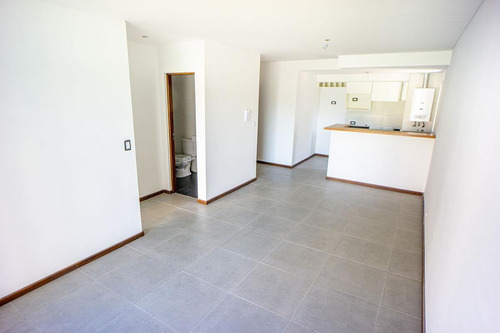 Imagen 2 de 12 de Zeballos Y Bv. Oroño - Monoambientes Y 1 Dormitorio