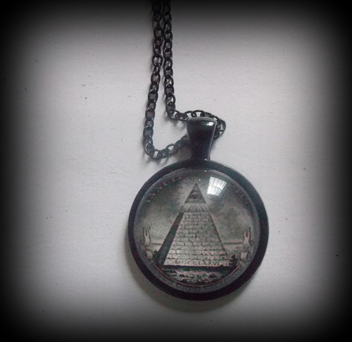 Pingente Illuminati Annuit Coeptis N. O. S. - Cabochão Black