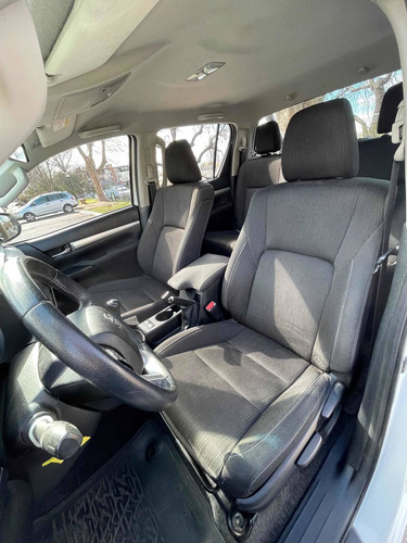 Imagen 9 de 15 de Toyota Hilux 2.8 Cd Srv 177cv 4x4 2017