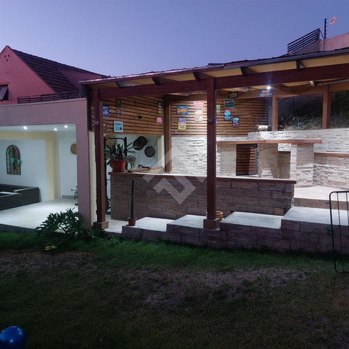 Casa En Venta De 3 Dorm. En La Florida