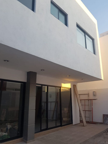 Casa En La Cima, 3 Recamaras Con Baño, Alberca, Jardín, Sala Tv, Roof Garden