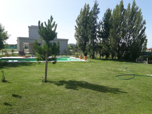 Hermosa Casa 5 Amb Con Piscina Sobre Lote De 980 M2 Barrio 2 Plantas Santa Rita