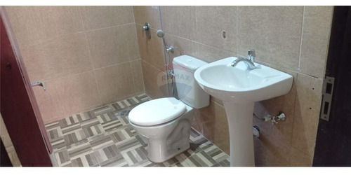Vendo Casa En Pleno Centro De Encarnación: 6 Habitaciones Y 3 Baños.