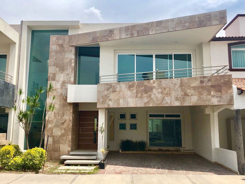 En Venta Residencia En Centro Sur, Luxury, 3 Recámaras, Estu