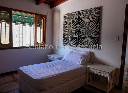 En Venta. Elegante Y Confortable Casa De Dos Niveles, Los Naranjos Del Cafetal