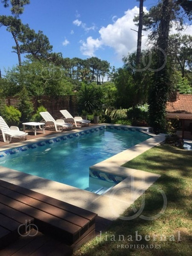 Punta Del Este, Casa De 3 Dormitorios Y Dependencias En Mansa Con Piscina Climatizada.- Ref: 43189