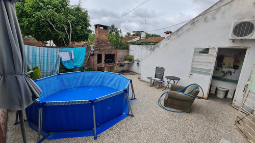 Casa En Lote De 10 X 50, 3 Ambientes, Garage Pasante Y Fondo Libre Parquizado